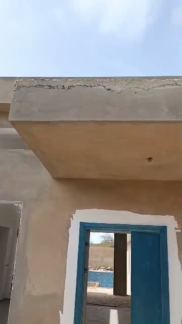Villa 2TI en phase de finitions avec enduit et menuiserie bleue