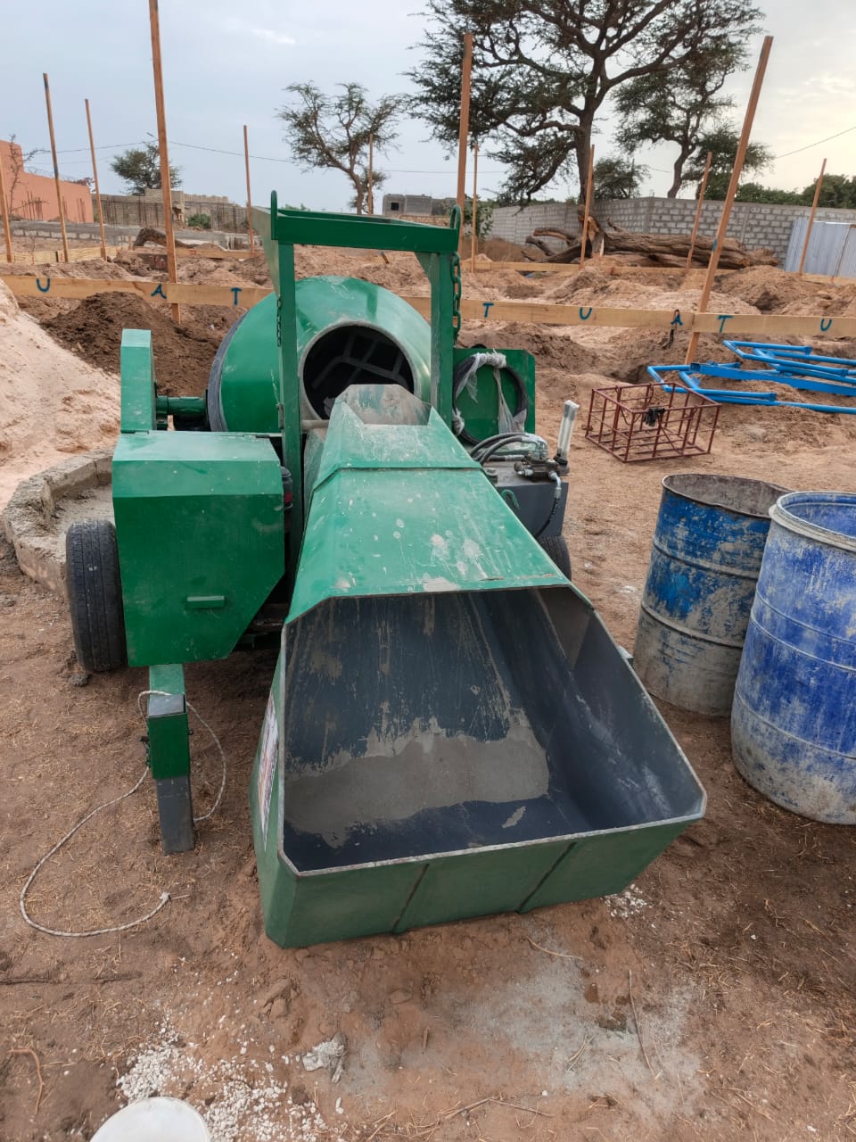 Bétonnière verte 2TI sur un chantier de fondations au Sénégal